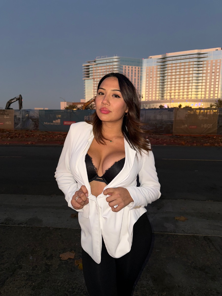 Take a pause and enjoy Ali Cruz — streaming from Omsk