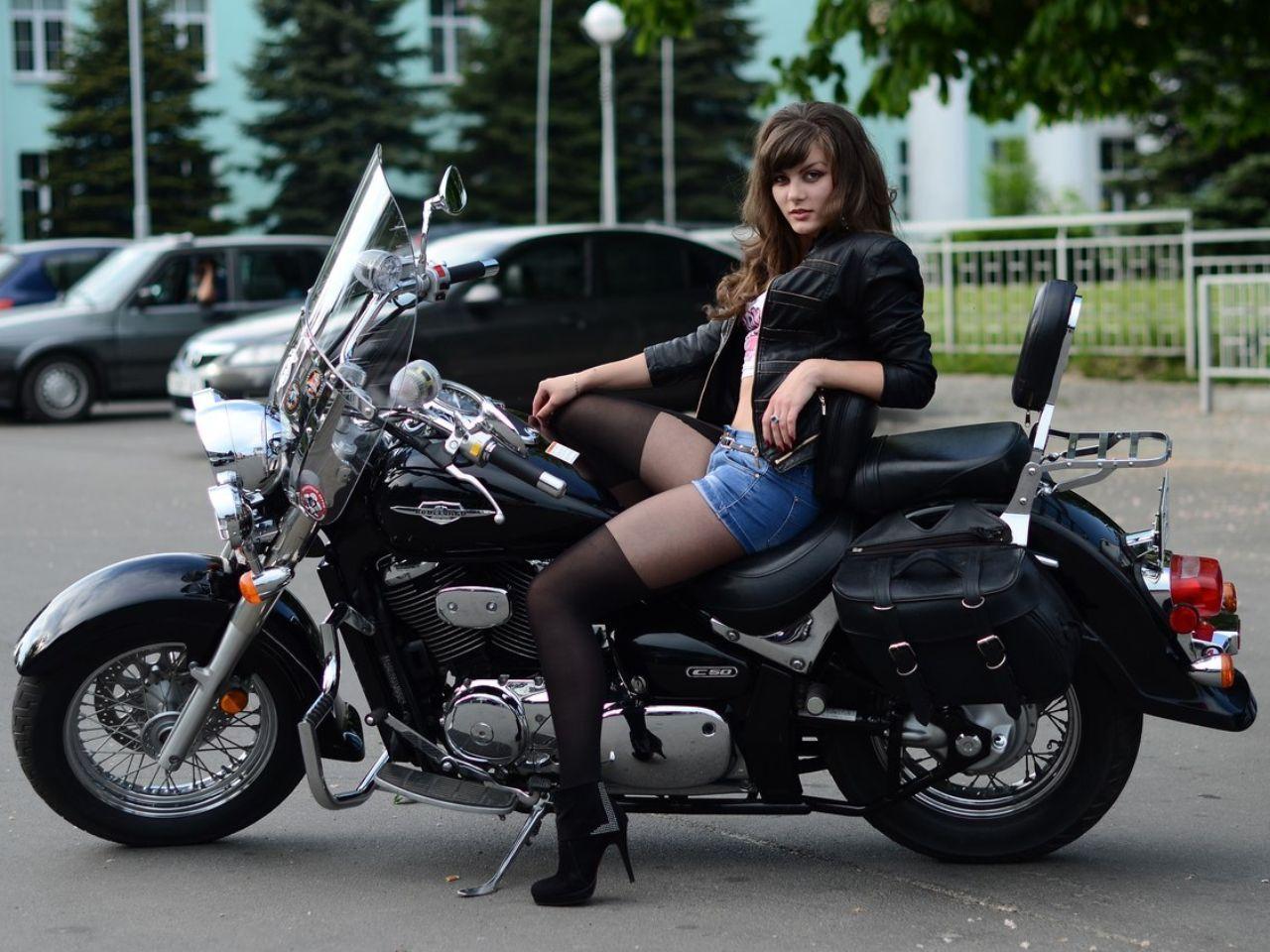 European women on bikes in Omsk