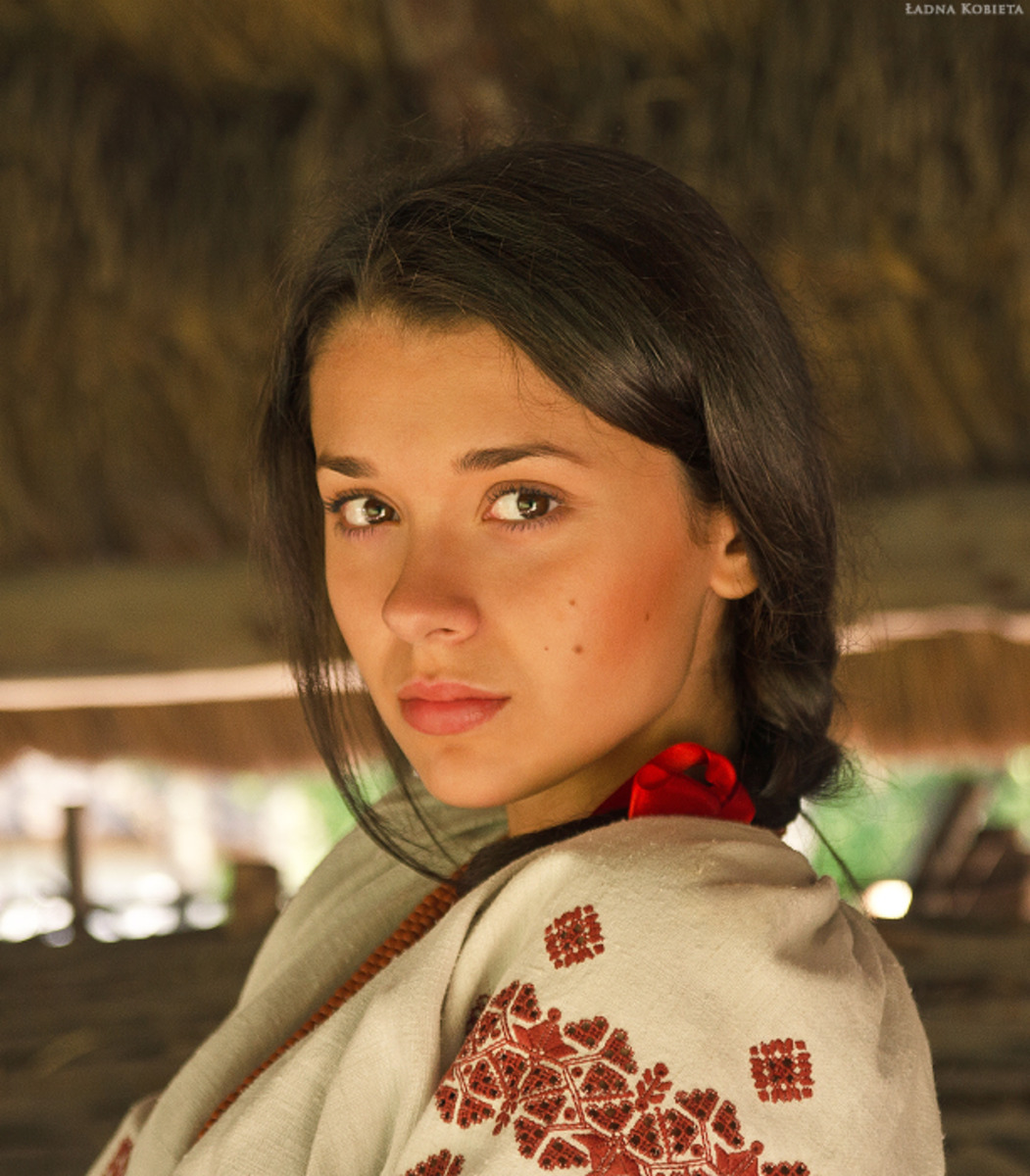 Girls in Slavic costumes in Omsk
