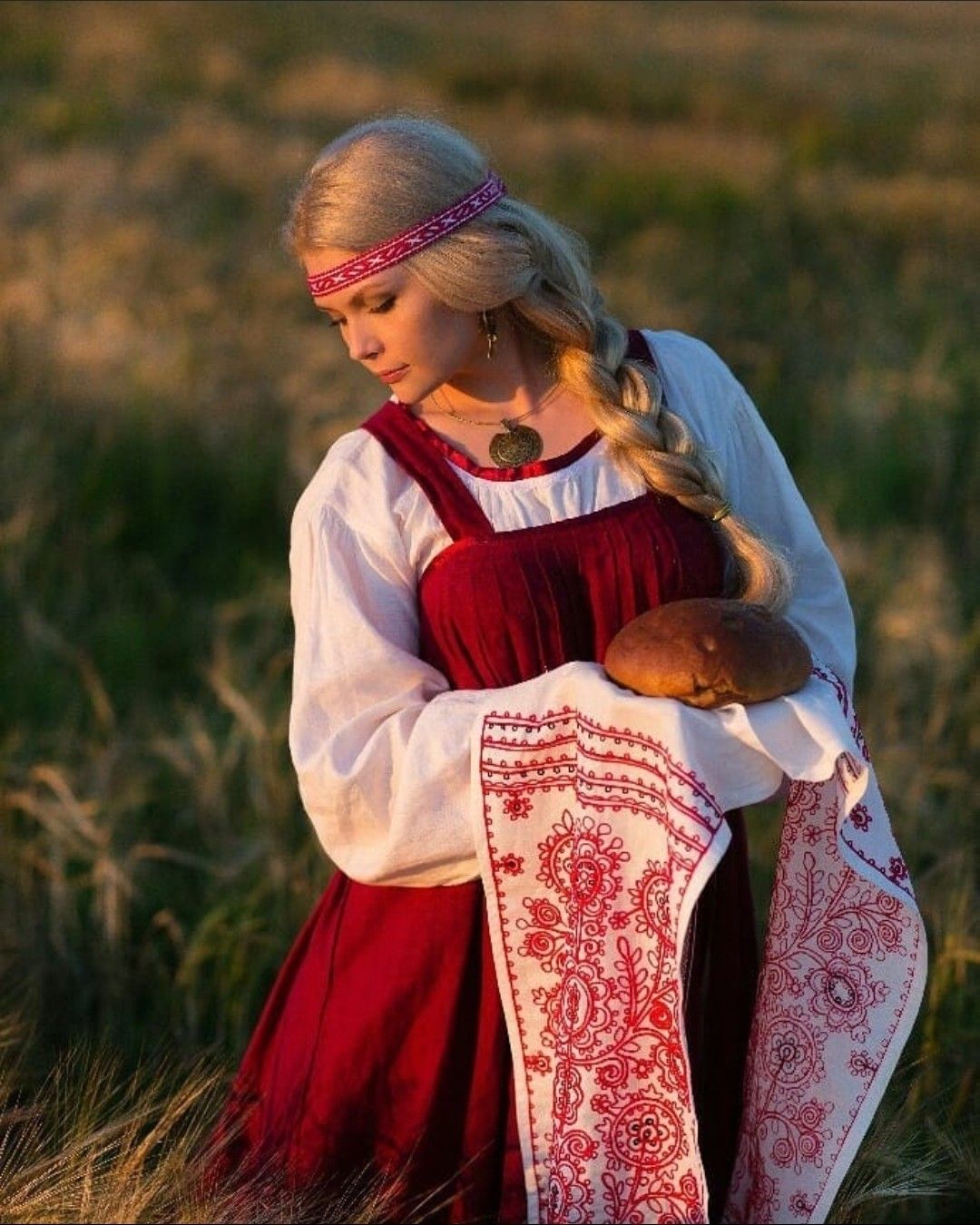 Girls in Slavic costumes in Omsk