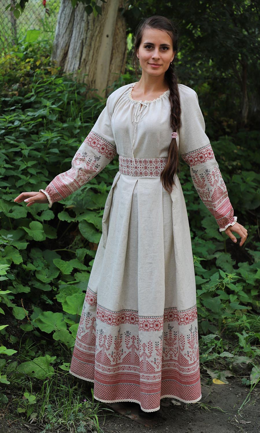 Girls in Slavic costumes in Omsk